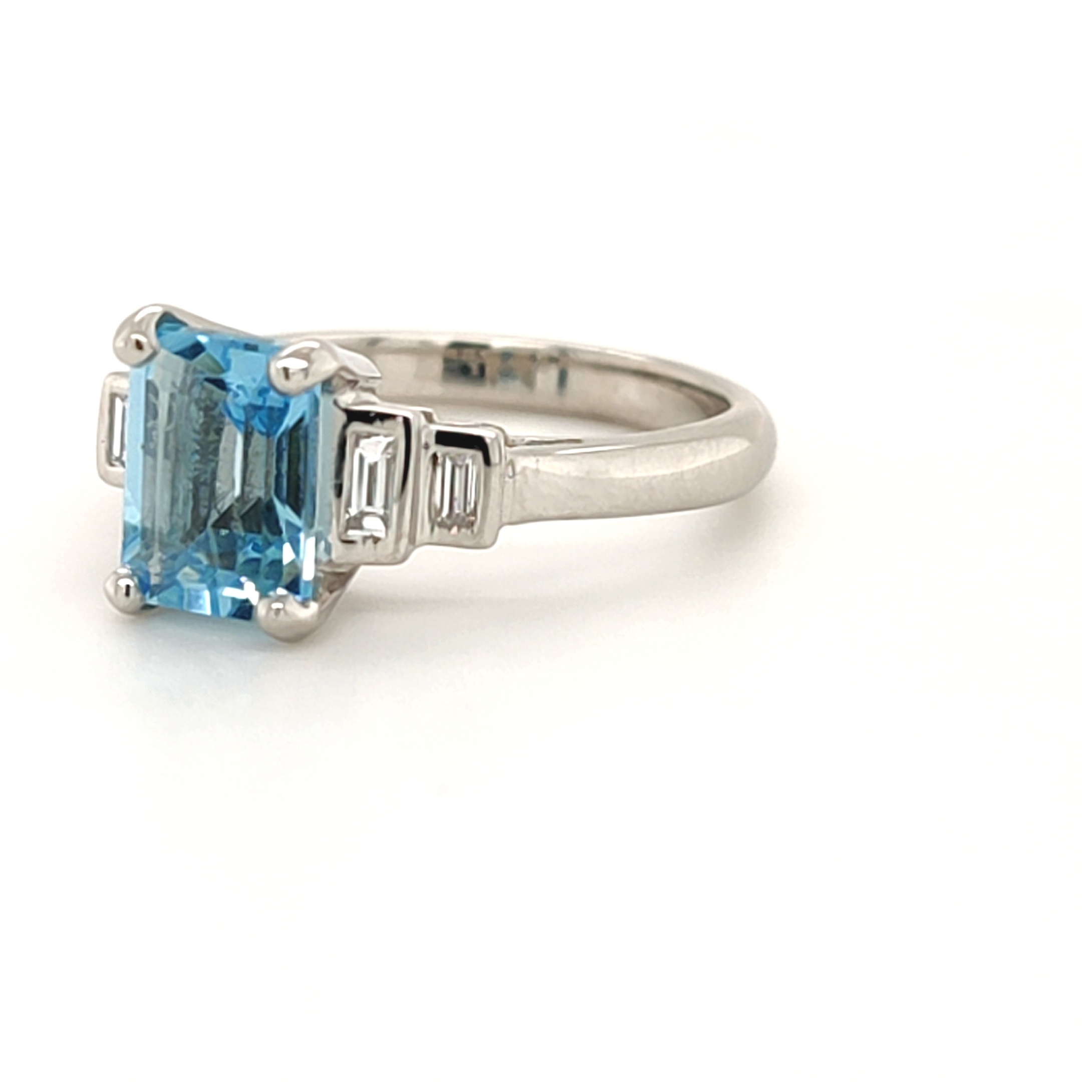 18ct White Gold 1.05ct (Assessed) Aquamarine and Baguette Cut Diamond Ring